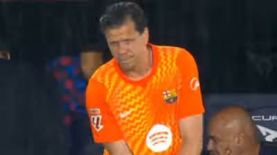 Joan García leaves at halftime after slip, with Szczesny taking over for Barça