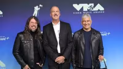Nirvana returns to MTV to accept Video Vanguard Award, honoring Cobain