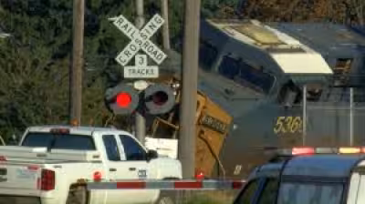 Derailment in Toledo shuts East Manhattan Boulevard for two to three days