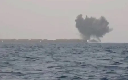 سقوط صاروخ بالقرب من سفينة تجارية على بعد 52 ميلا بحريا جنوب عدن