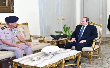الرئيس السيسي يستقبل القائد العام للقوات المسلحة وزير الدفاع والانتاج الحربي