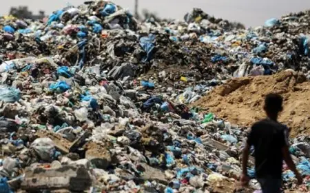 أكوام النفايات المتراكمة في مخيمات غزة تنذر بكارثة بيئية