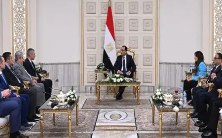 رئيس الوزراء يلتقي مسئولى شركة في جروب اليونانية لاستعراض أوجه التعاون المشتركة