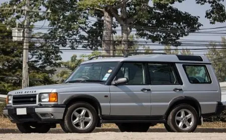 بريطانيون يربطون سيارات لاند روفر بالسلاسل لحمايتها من السرقة