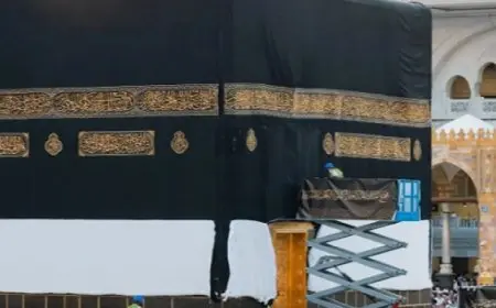 استبدال كسوة الكعبة المشرفة في أول أيام العام الهجري الجديد 1446