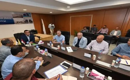 وزير الإسكان يتابع مع جميع الشركات العاملة بمشروعات مدينة العلمين الجديدة الموقف التنفيذى