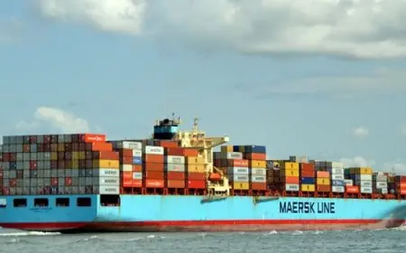 الحوثيون يعلنون استهداف سفينتين ببحر العرب وواحدة في خليج عدن