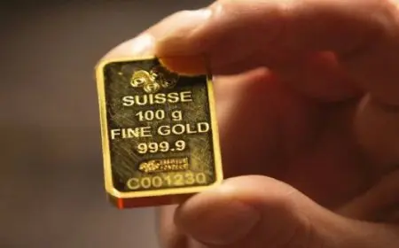 الذهب يتراجع لكنه يتجه لتسجيل مكاسب أسبوعية