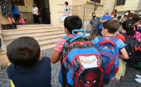 خطة لحظر الهواتف في المدارس بإيطاليا من أجل “الكتابة باليد”