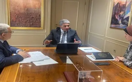 وزير السياحة والآثار يجتمع مع قيادات الوزارة لوضع خطط العمل