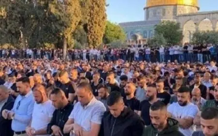 40 ألفا يؤدون صلاة الجمعة في المسجد الأقصى