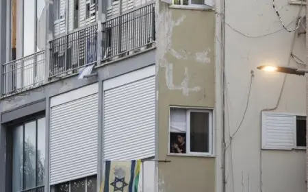 قتيل في تل أبيب في هجوم بمسيرة تبناه الحوثيون في اليمن