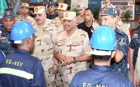 وزير الدفاع يلتقي عددا من رجال القوات المسلحة بالمنطقة الشمالية العسكرية