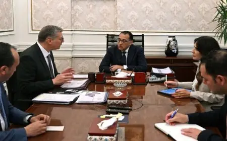 رئيس الوزراء يتابع مع وزير البترول عددا من الملفات ذات الأولوية الجاري العمل بشأنها في الوزارة