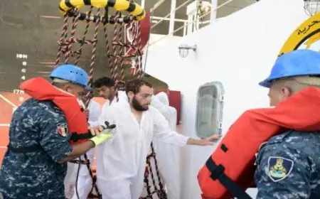 القوات البحرية تنجح فى إنقاذ مركب للهجرة غير الشرعية على متنها 31 فرد من جنسيات مختلفة