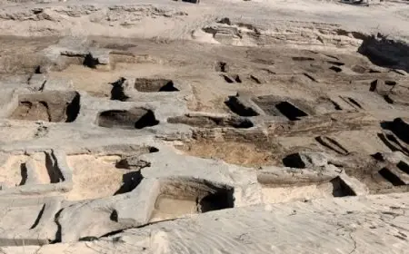 الكشف عن 63 مقبرة ودفنة من العصر المتأخر بجبانة تل الدير بمدينة دمياط الجديدة