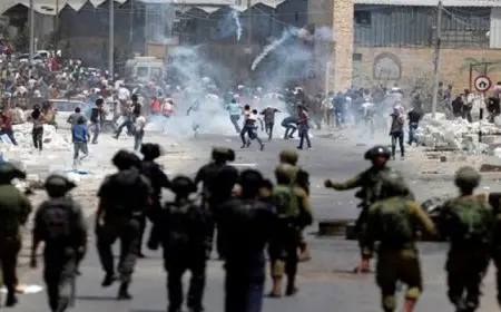 مواجهات بين فلسطينيين وقوات الاحتلال أثناء توغلها بمخيم قلنديا بالضفة