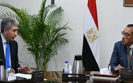 رئيس الوزراء يستعرض المسودة الأولى لاستراتيجية عمل وزارة السياحة والآثار خلال الفترة المقبلة