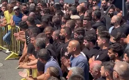 نتنياهو “مجرم حرب”.. لافتات رفعها متظاهرون رفضاً لدخوله موقع سقوط صاروخ مجدل شمس