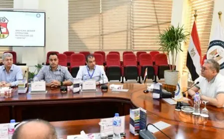 وزير البترول يتفقد تسهيلات ميناء الحمراء البترولى