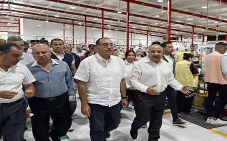 بال ..رئيس الوزراء يتفقد مصنع “أليكس اباريلز” للملابس الجاهزة