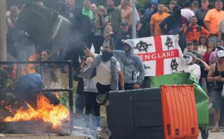 تواصل احتجاجات بريطانيا .. وستامر يندد ببلطجة اليمين المتطرف