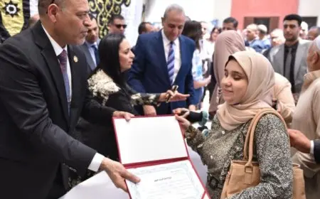 وزير العمل يُسلم عقود عمل لذوي همم وجوائز وشهادات لخريجي مراكز التدريب المهني في الغربية