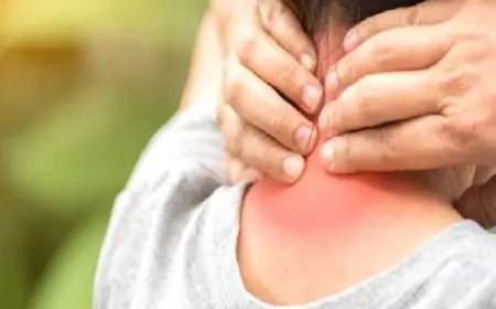 تمارين تمدد يمكنك ممارستها على المكتب أثناء العمل لتجنب آلام الرقبة