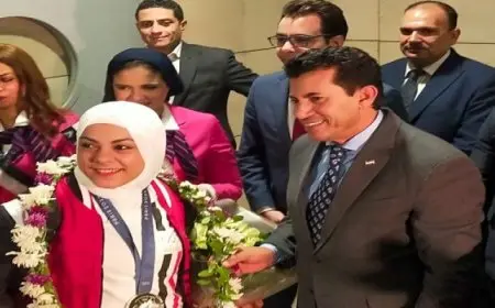 وزير الشباب والرياضة يستقبل أبطال مصر بمطار القاهرة