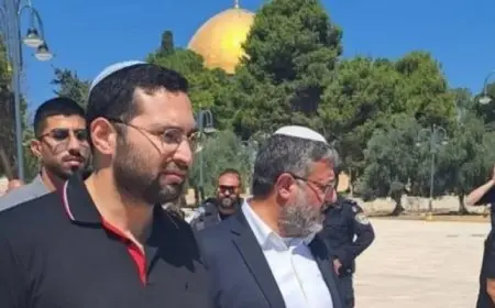 وزير الأمن القومى بن غفير ومستوطنون يقتحمون المسجد الأقصى