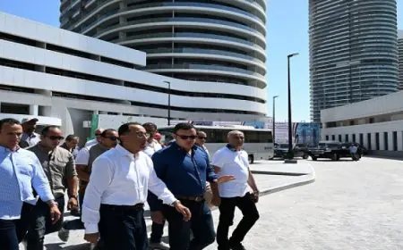 رئيس الوزراء يتفقد عددا من الوحدات السكنية والشاليهات التى يتم تسليمها اليوم بمدينة العلمين الجديدة