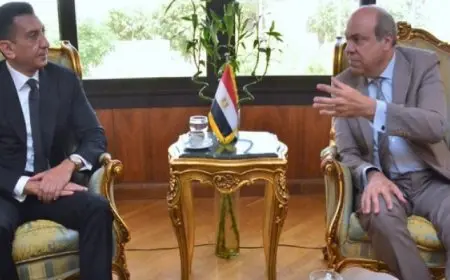 وزير الطيران يبحث مع نائب رئيس مبيعات شركة بوينج أوجه التعاون المشترك في مجال صناعة النقل الجوي