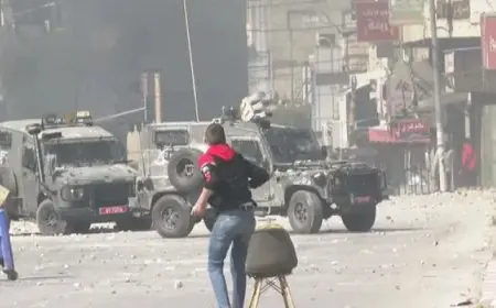 اشتباكات عنيفة بين شبان فلسطينيين وقوة إسرائيلية اقتحمت نابلس واعتقلت ثلاثة