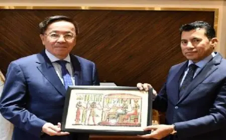 وزير الشباب والرياضة يبحث مع سفير كازاخستان تعزيز أطر التعاون المشترك