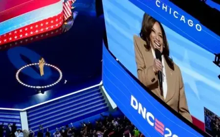 في ظهور مفاجىء في افتتاح مؤتمر الحزب الديمقراطي .. هاريس : سنقاتل من أجل القيم الأمريكية وسننتصر
