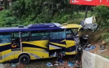 مصرع وإصابة 42 شخصا في حادث تحطم حافلة وسط إيران