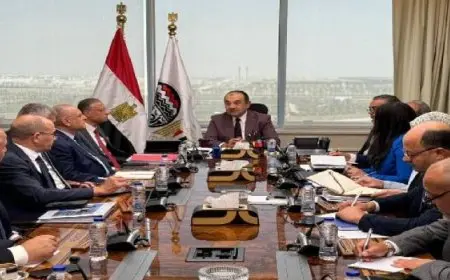 وزير قطاع الأعمال العام يعقد اجتماعًا بالأعضاء المنتدبين للشركات القابضة التابعة للوزارة