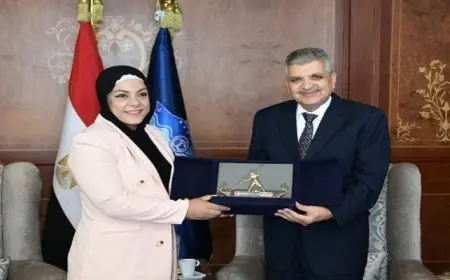 بال .. الفريق أسامة ربيع يكرم البطلة الأولمبية سارة سمير ويؤكد دعم قناة السويس لأبطال مصر