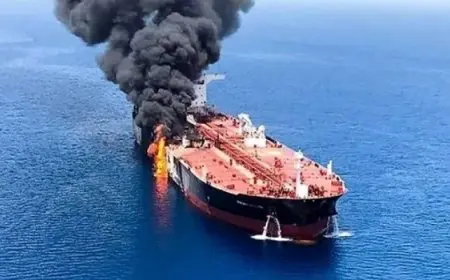 حرائق بناقلة نفط هاجمها الحوثيون في البحر الأحمر