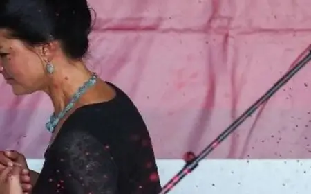 هجوم بسائل أحمر لاصق على سياسية ألمانية أثناء خطابها