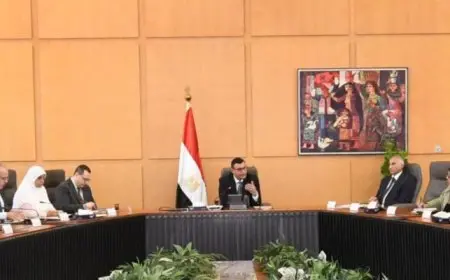 وزير الإسكان يلتقى رؤساء أجهزة المدن الجديدة لمتابعة تطبيق قانون التصالح فى بعض مخالفات البناء