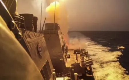 القوات الأمريكية تدمر طائرة بدون طيار وزورقاً مسيّراً في مناطق الحوثيين