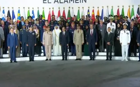 الرئيس السيسي يتوسط ة تذكارية للمشاركين في معرض مصر الدولي الأول للطيران والفضاء