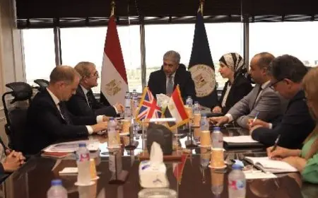 وزير السياحة يبحث مع المبعوث التجاري البريطاني لإفريقيا فرص الاستثمار السياحي والتعاون المشترك