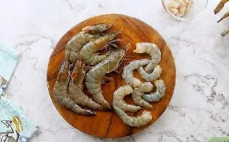 الجمبري الراقص أشهر أكلة في تايلاند.. يقفز من الأطباق حيًا !!