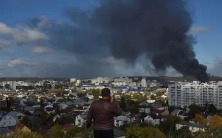 كييف : روسيا تستهدف منشآت للطاقة في 6 مناطق و7 قتلى في قصف مدينة لفيف