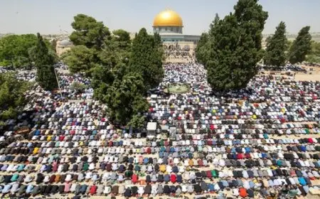 50 ألفا يؤدون صلاة الجمعة في المسجد الأقصى