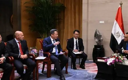 رئيس الوزراء يلتقي نائب رئيس مجلس الإدارة والمدير العام لشركة “خنان” الصينية للاستثمار