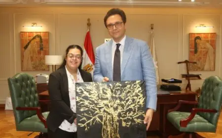 وزير الثقافة يهنأ التشكيلية مريم وجيه على نجاح أول معرض لذوي الهمم