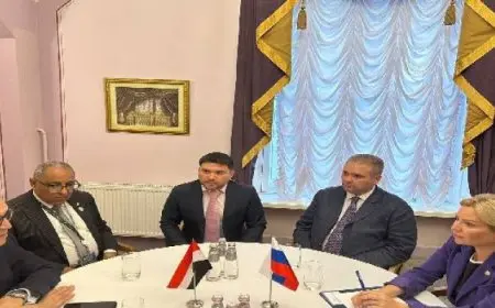 وزير الثقافة يلتقي نظيرته الروسية ويبحثان آليات تعزيز التعاون بين البلدين